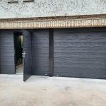 porte de garage noir avec portillon