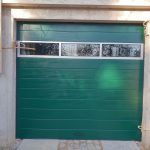 porte de garage verte avec vitrage