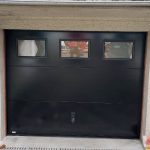 porte de garage noir avec des hublots