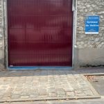 porte de garage avec ligne verticale